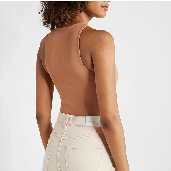 Express Body Contour High Neck Tank - Picture 4 of 7